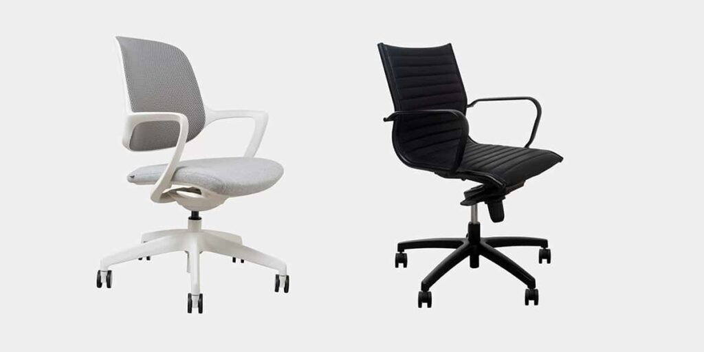 Dos sillas de oficina una ergonómica en tela gris y blanco y otra ejecutiva en cuero negro con costuras horizontales