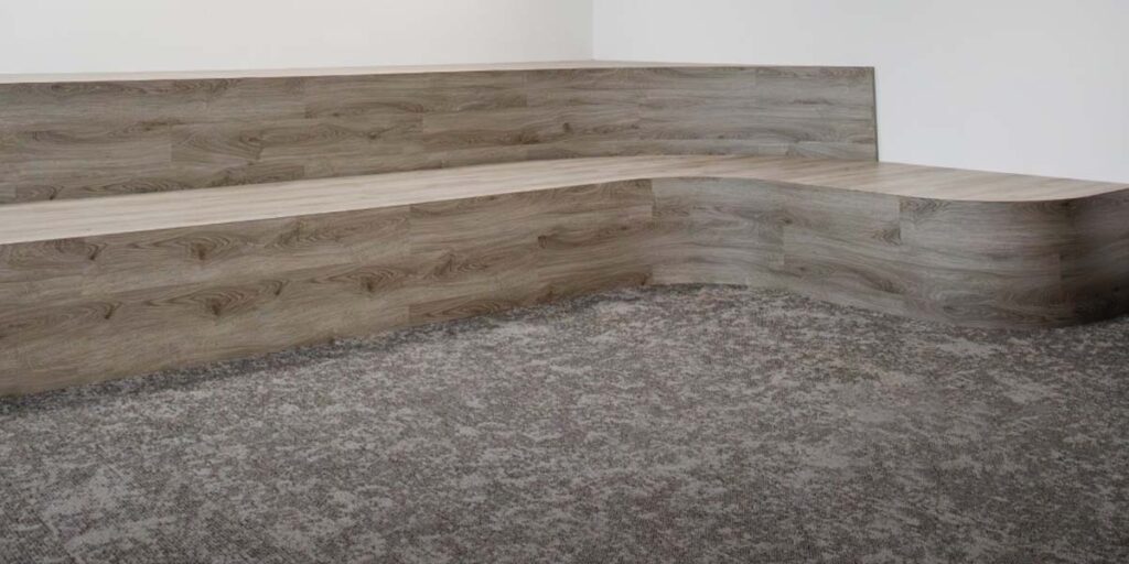 Suelo de oficina cubierto con alfombra modular, ideal para resistir el tránsito de los colaboradores de la empresa