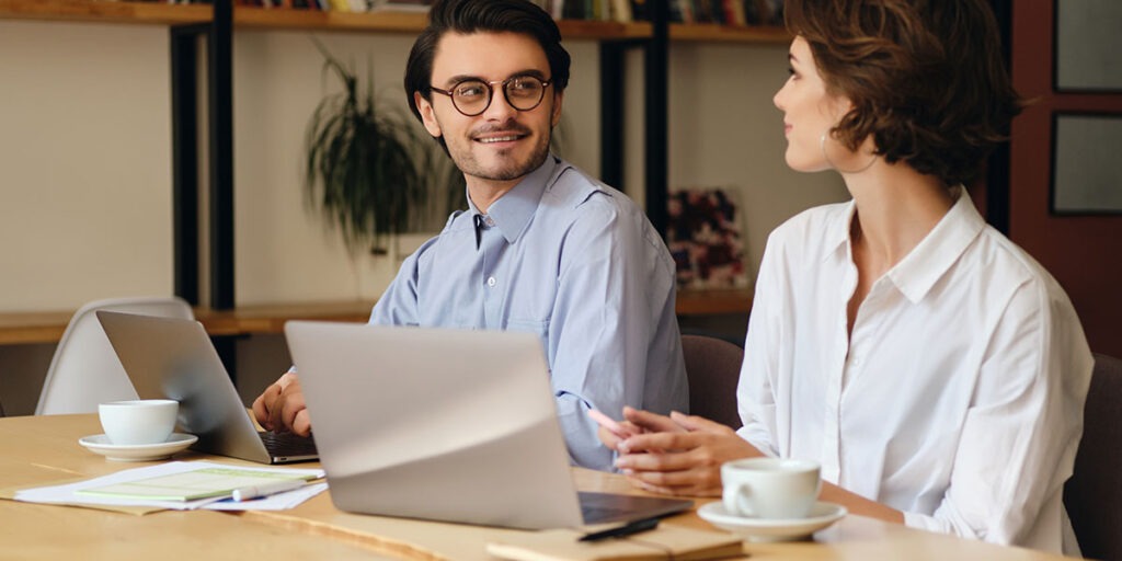 equipo en empresa gestionando presupuesto de mobiliario de oficina